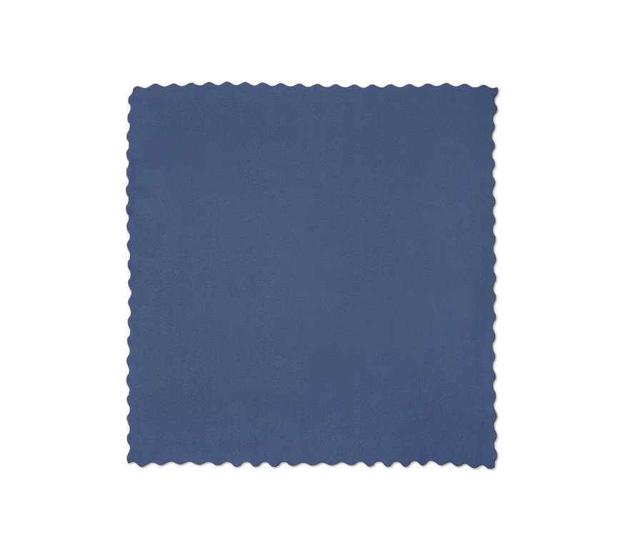 Linge de toilette d’extérieur bleu à bords ondulés.