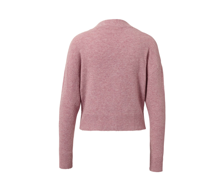 Vue détaillée de l'arrière d'un cardigan rose en grosse maille.