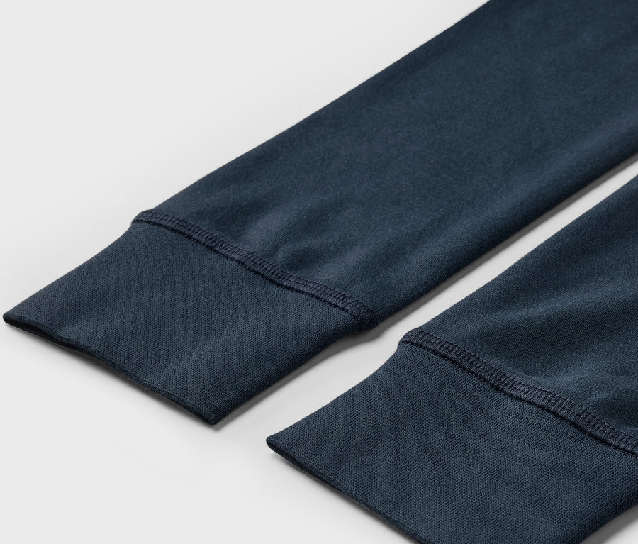 Gros plan sur les manches bleu marine d'un sweat-shirt avec poignets.