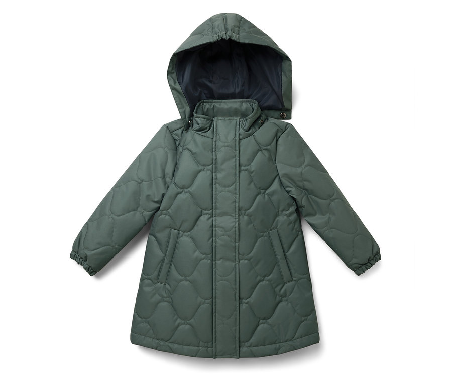 Un manteau matelassé vert avec une capuche posé sur un fond blanc.