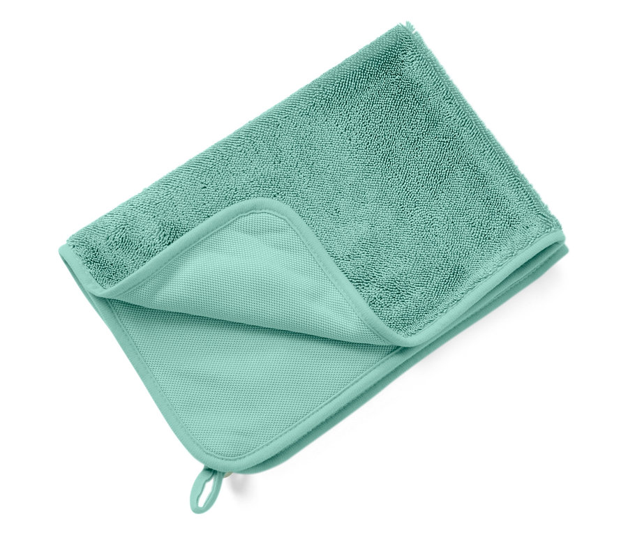 Un chiffon en tissu turquoise plié sur un fond blanc.