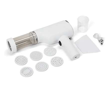 Machine à pâtes électrique avec différents accessoires, verre doseur, spatule et câble de charge sur fond blanc.