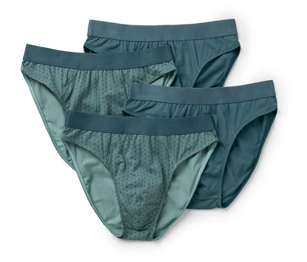 Quatre slips pour hommes dans des tons de bleu sur fond blanc.
