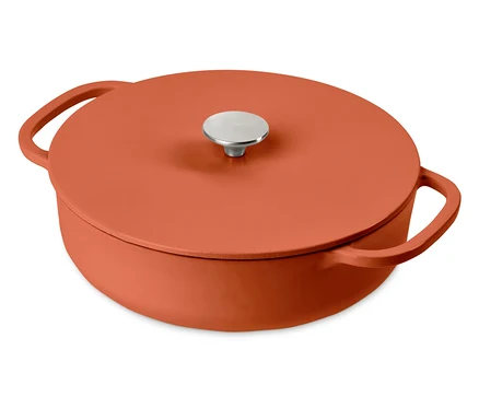 Une cocotte orange en fonte avec un couvercle et une poignée argentée.