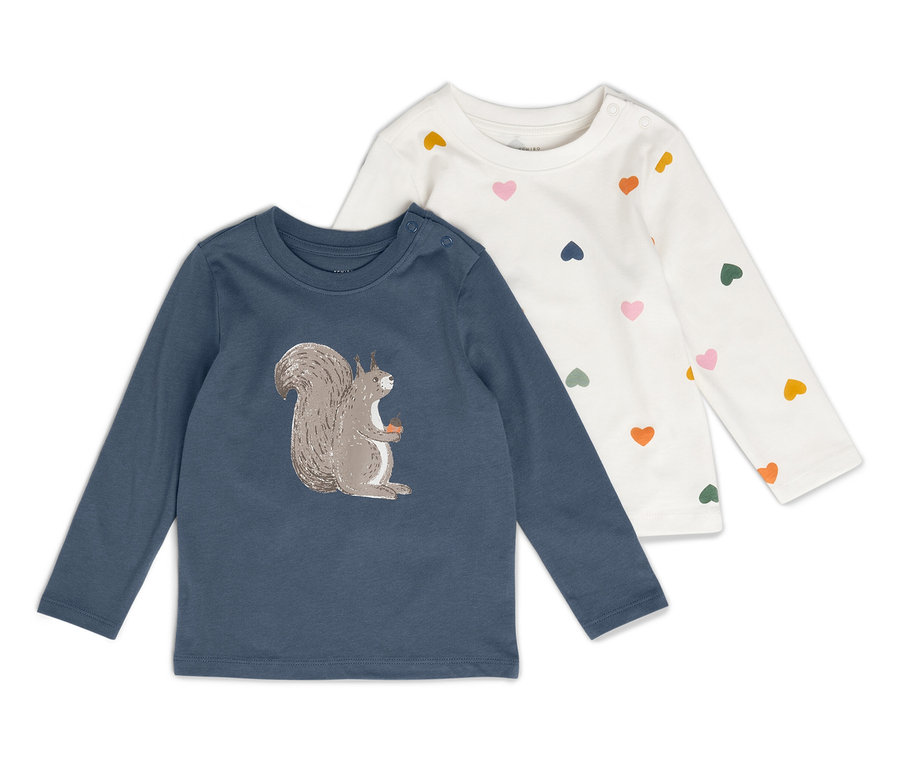 Deux t-shirts à manches longues pour enfants sont placés côte à côte. Un t-shirt est bleu avec une image d'écureuil, l'autre est blanc avec des cœurs colorés.