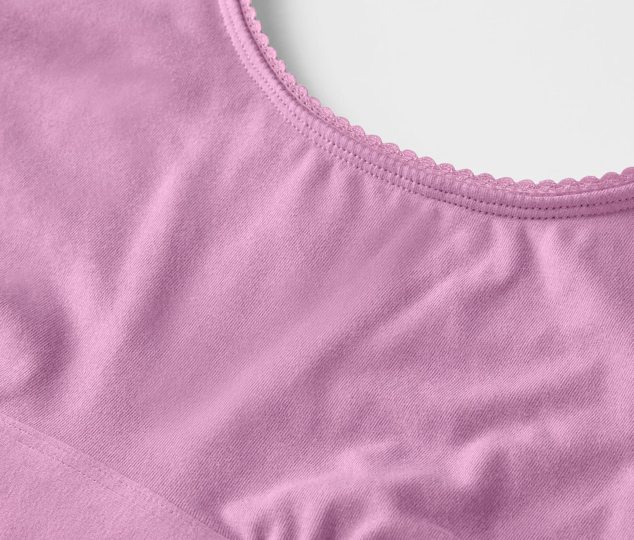 Gros plan d'un soutien-gorge violet avec bordure décorative.
