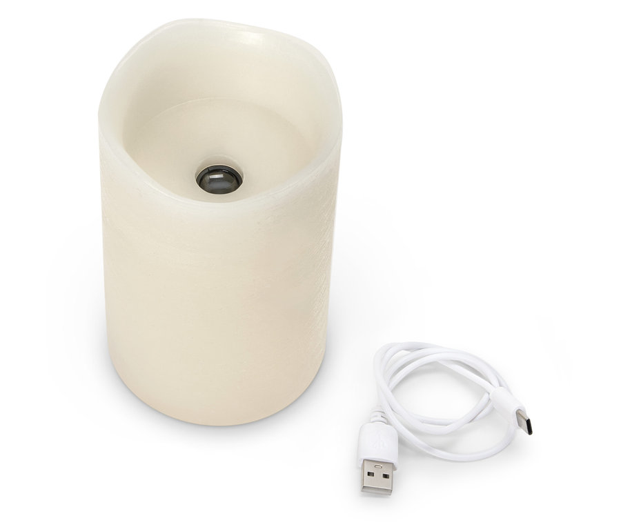 Une bougie LED crème avec un câble USB sur fond blanc.
