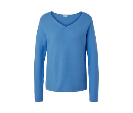 Pull en maille bleu ciel avec col en V.