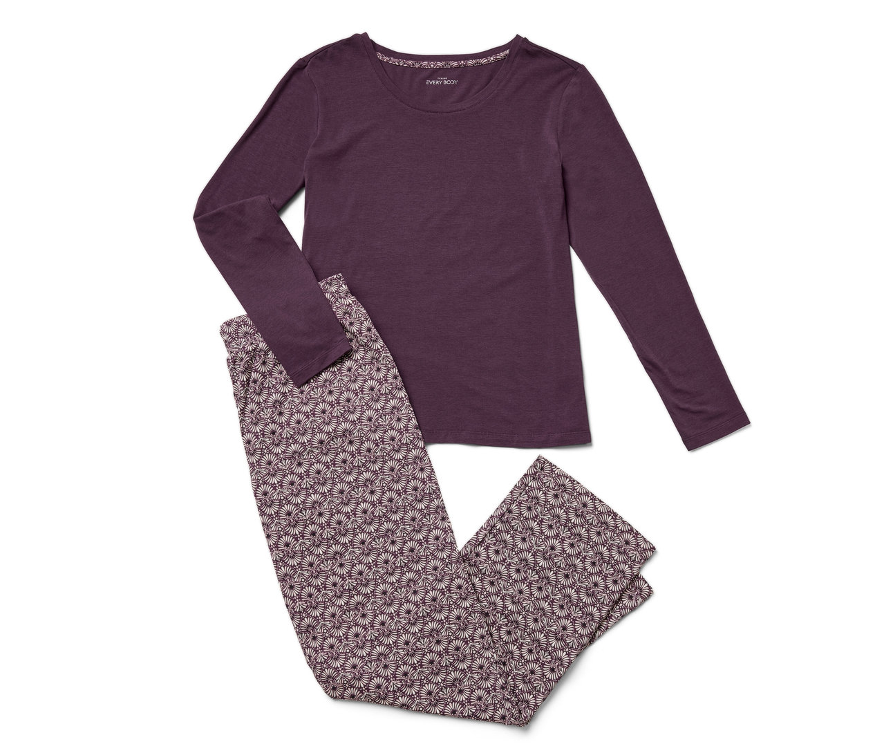 Un pyjama violet à manches longues et un pantalon à fleurs posé sur un fond blanc.