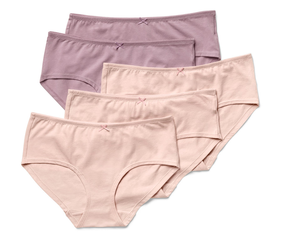 Cinq paires de culottes pour femmes de différentes couleurs sont posées les unes sur les autres.