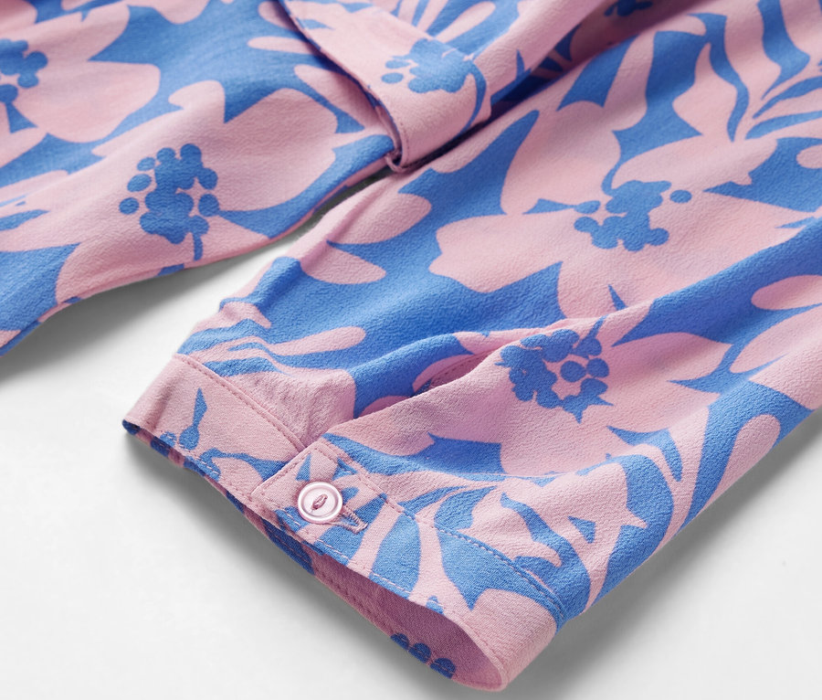 Détail d'une robe chemise imprimée.