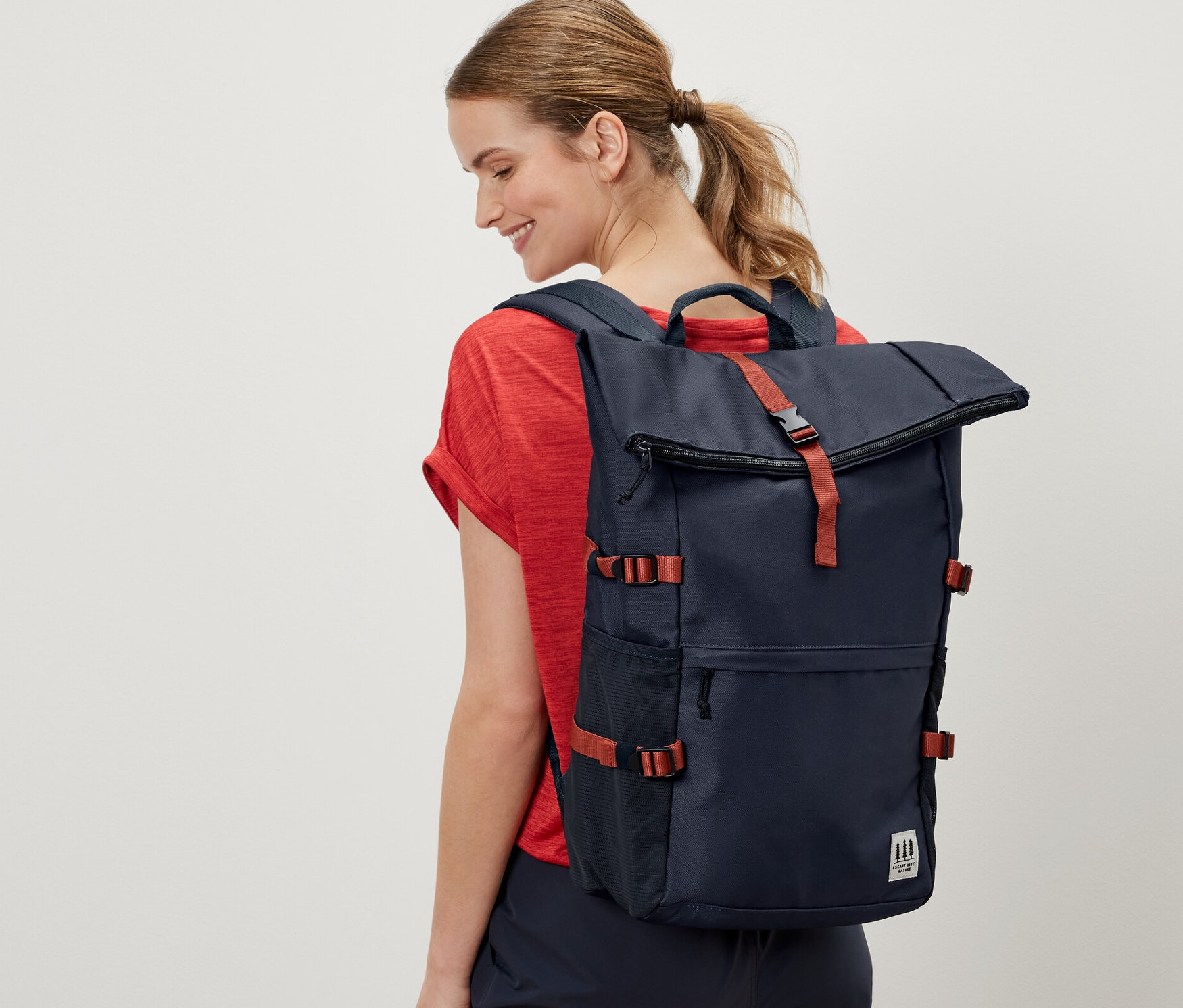 Femme portant un sac à dos d’extérieur.