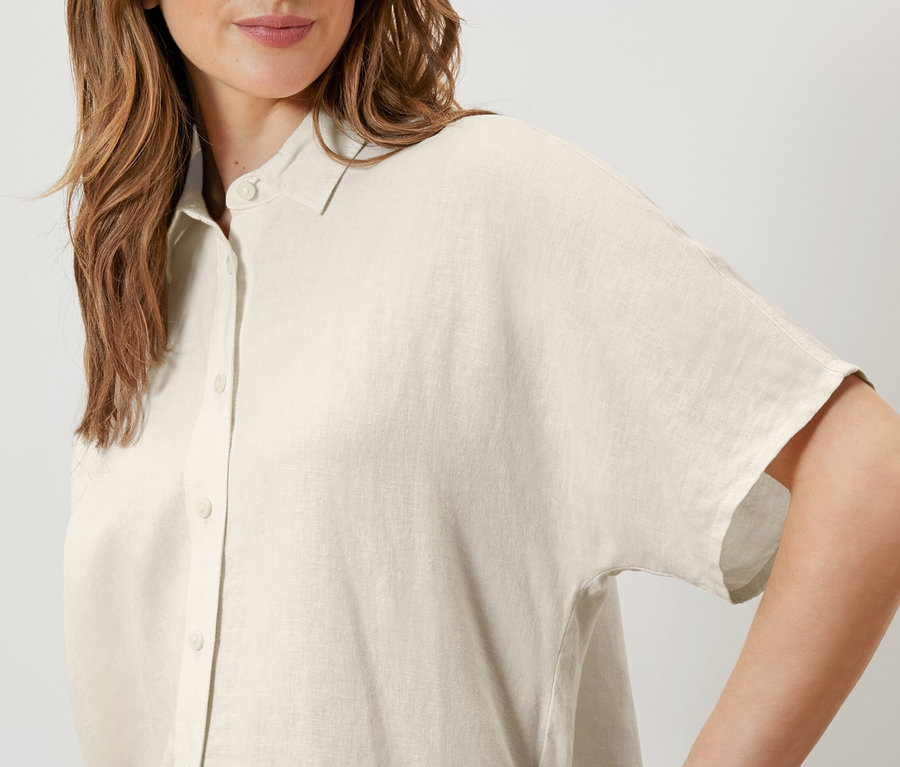 Femme portant un chemisier en lin, blanc crème.