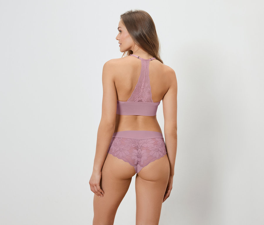 Vue arrière d'une femme portant un soutien-gorge et une culotte en dentelle lilas.