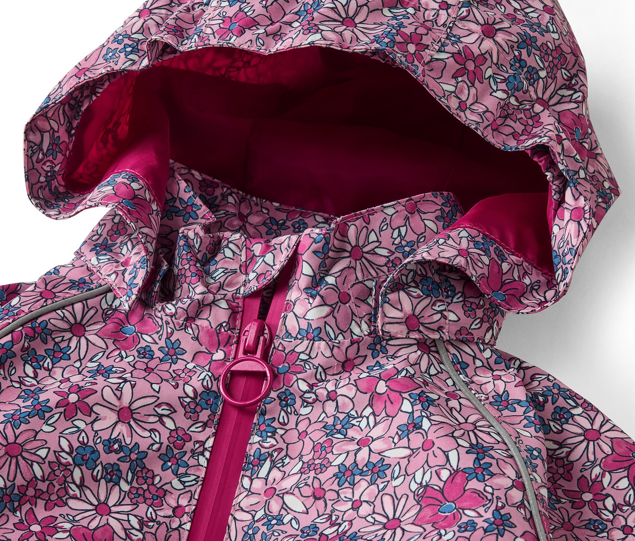 Gros plan sur une veste imperméable thermique pour enfants à fleurs.