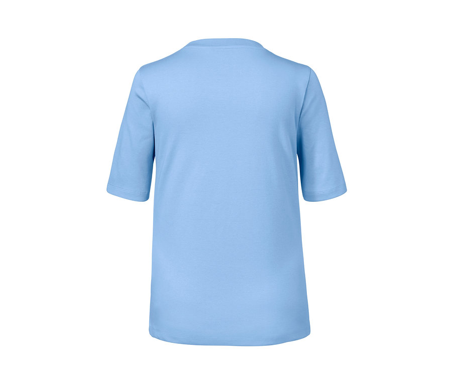 T-shirt bleu clair à manches courtes.