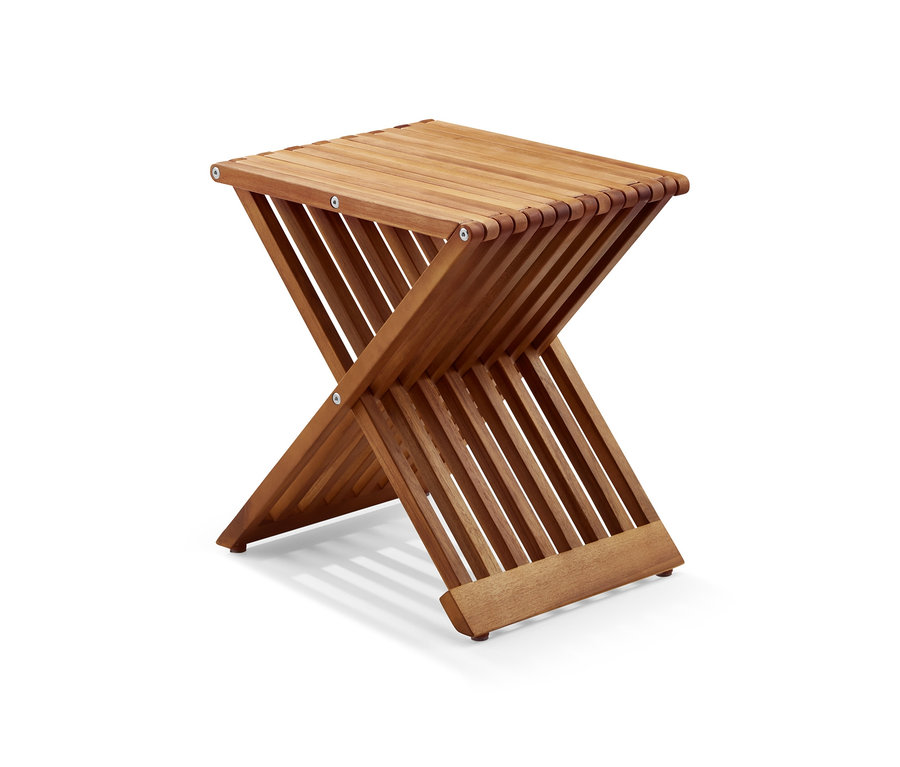 Tabouret pliant en bois.