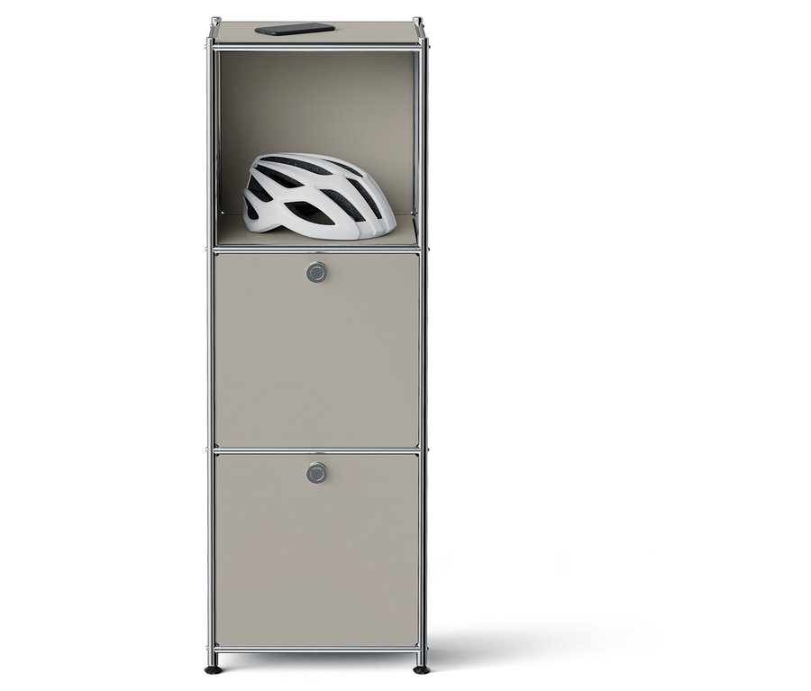 Armoire étroite avec deux tiroirs gris et un casque de vélo blanc sur le dessus.