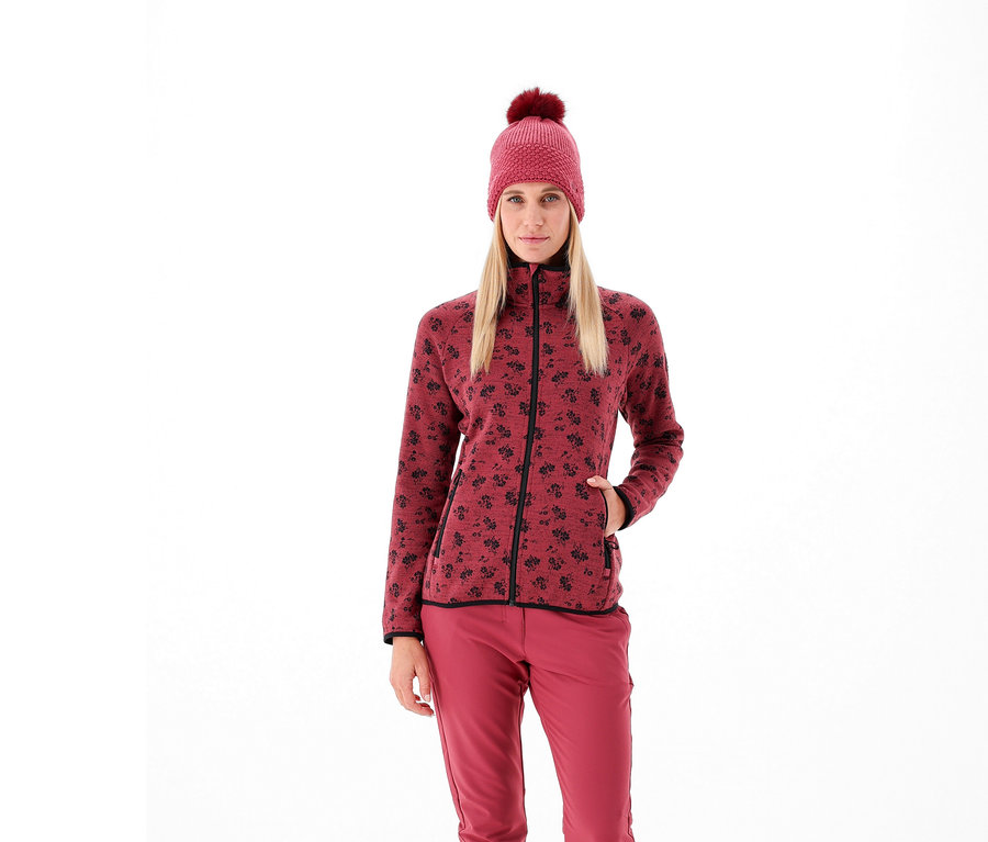 Une femme portant une veste en maille polaire CMP Damen-Strickfleece-Jacke, couleur baie, avec un pantalon et un bonnet assortis.