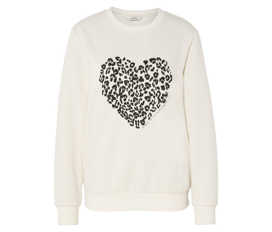 Sweat-shirt beige avec un cœur léopard au centre.