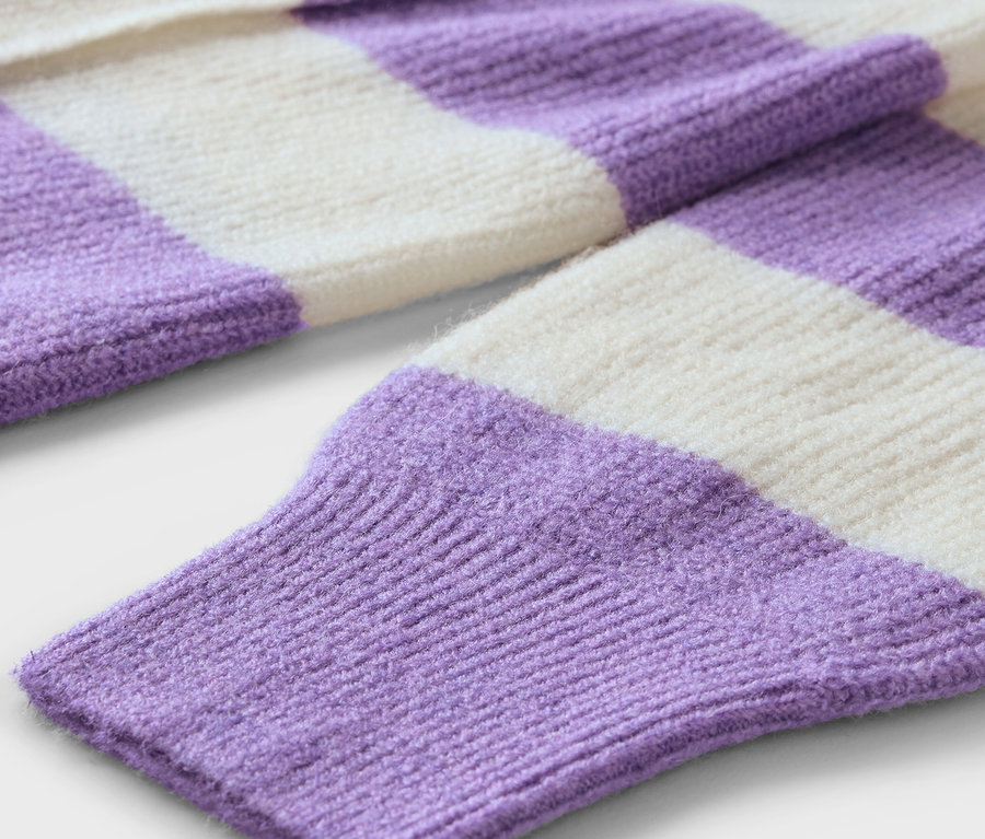 Gros plan sur un pull rayé violet et blanc.