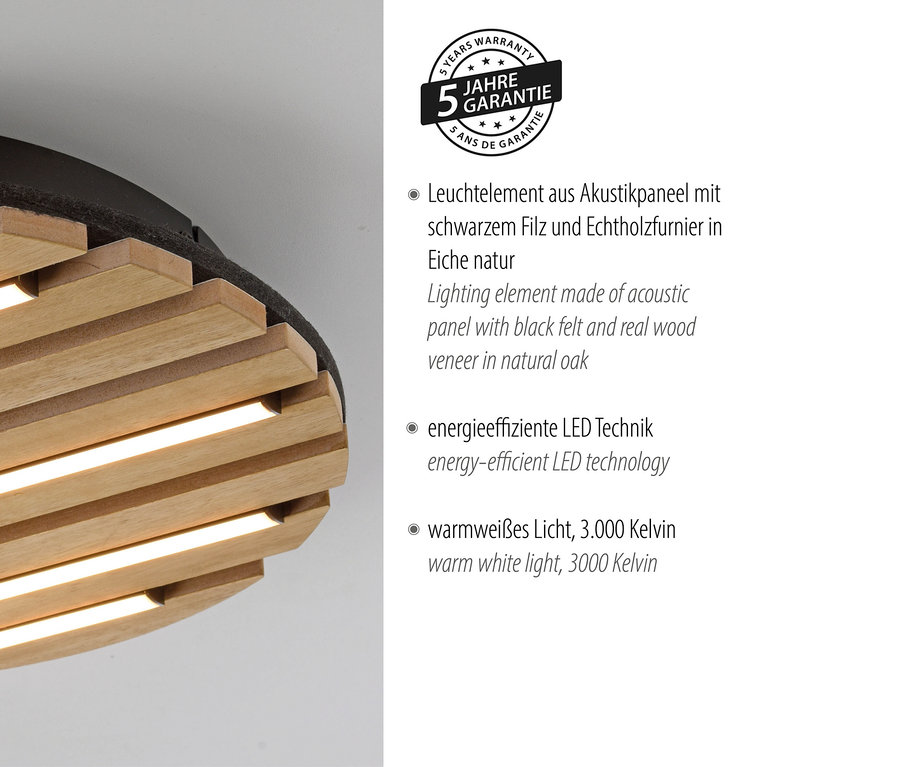 Détail d'un plafonnier avec des lamelles en bois de chêne naturel et un éclairage LED.