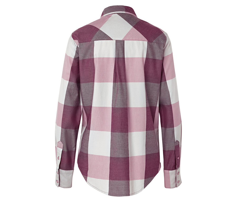 Détail du dos d'une chemise à carreaux dans les tons rose, blanc et bordeaux.