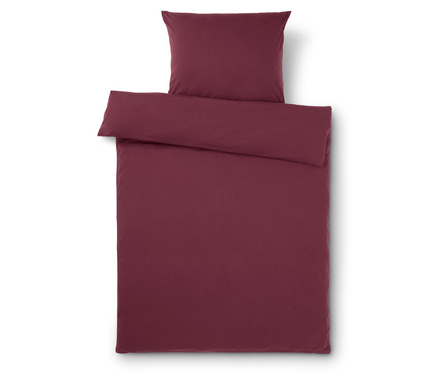 Un ensemble de literie bordeaux avec une housse de coussin et une housse de couette sur fond blanc.