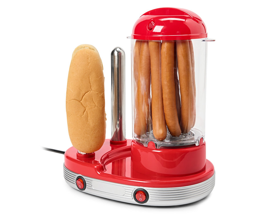 Des hot-dogs sont préparés dans un appareil rouge.