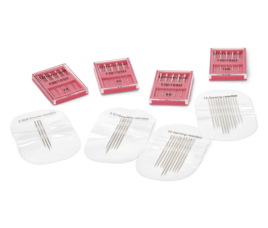 Ensemble de machines à coudre et d'aiguilles : diverses aiguilles dans des emballages et des étuis.