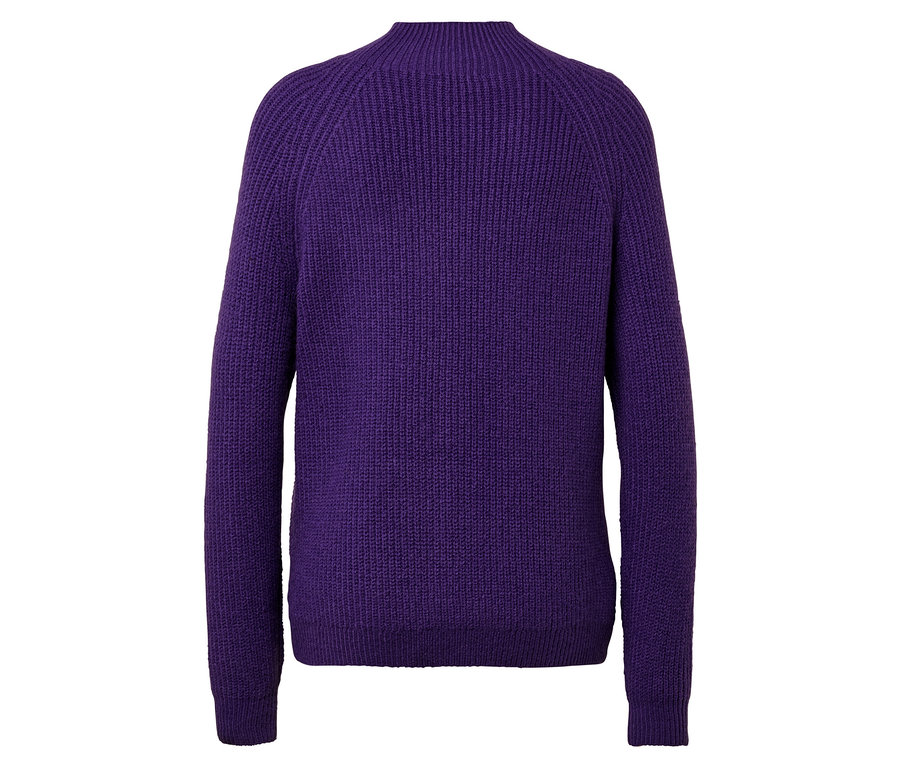 Un pull violet en tricot à col rond sur fond blanc.
