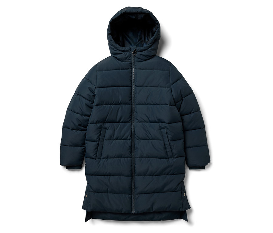Une doudoune bleu marine avec capuche est posée sur un fond blanc.