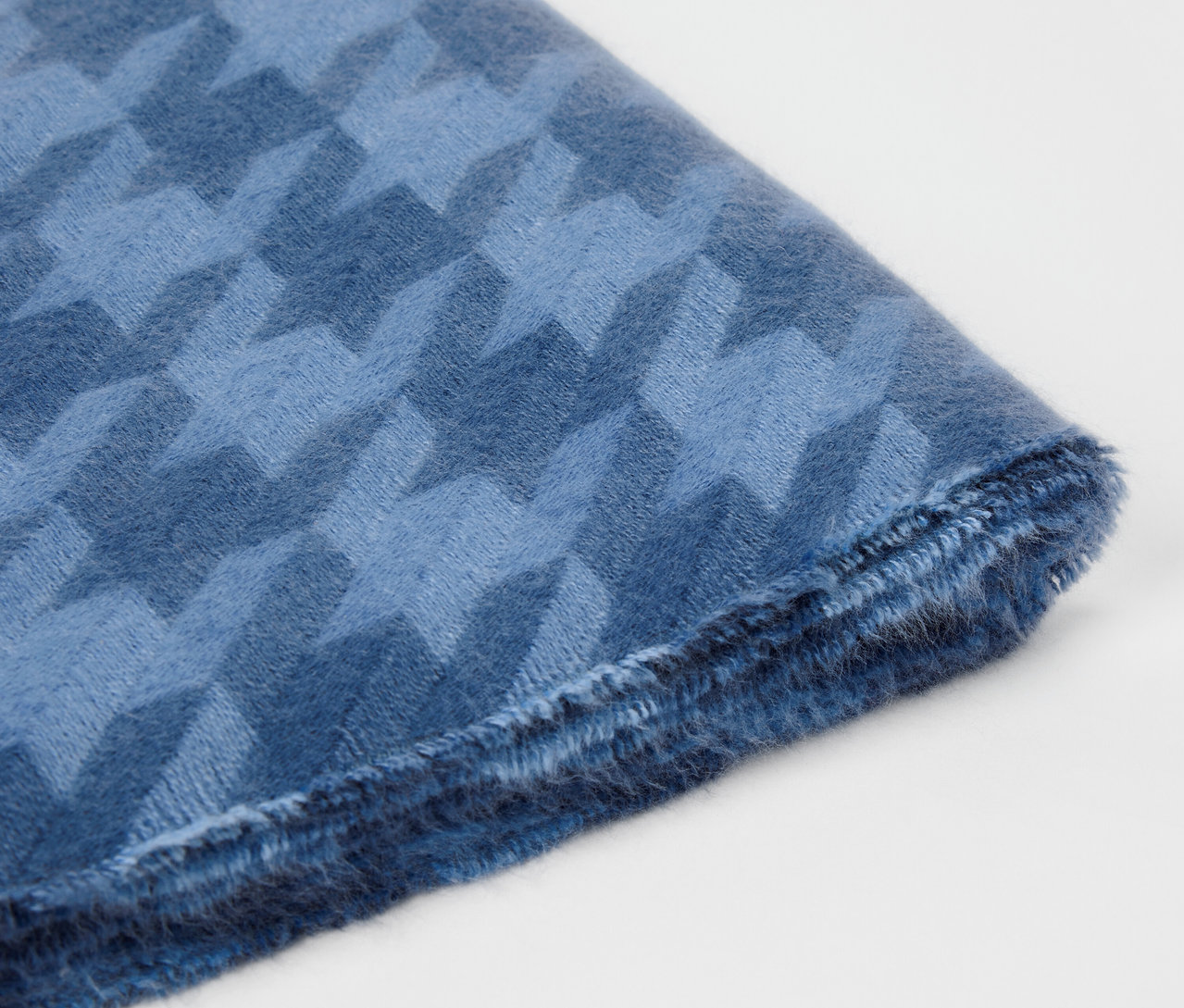 Gros plan d'un tissu bleu à motif pied-de-poule.