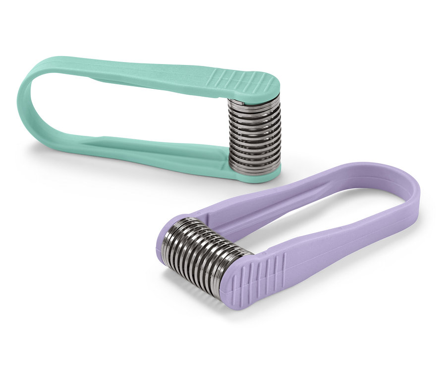 Deux épilateurs à filetage à ressort, un bleu clair et un violet, reposent sur un fond blanc.