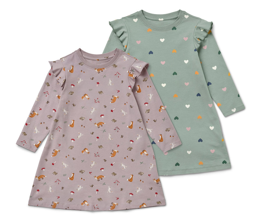 Deux robes pour enfants à manches longues. L'une est violette avec un motif d'animaux, l'autre est verte avec un motif de cœurs.