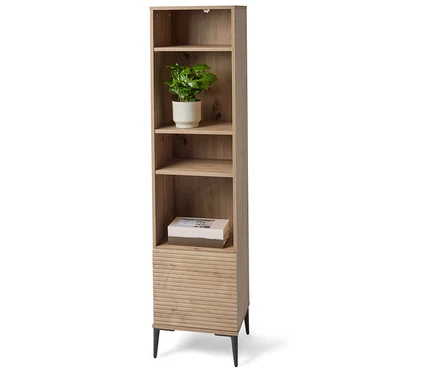 Étagère étroite en bois avec quatre étagères, une plante en pot et un livre.