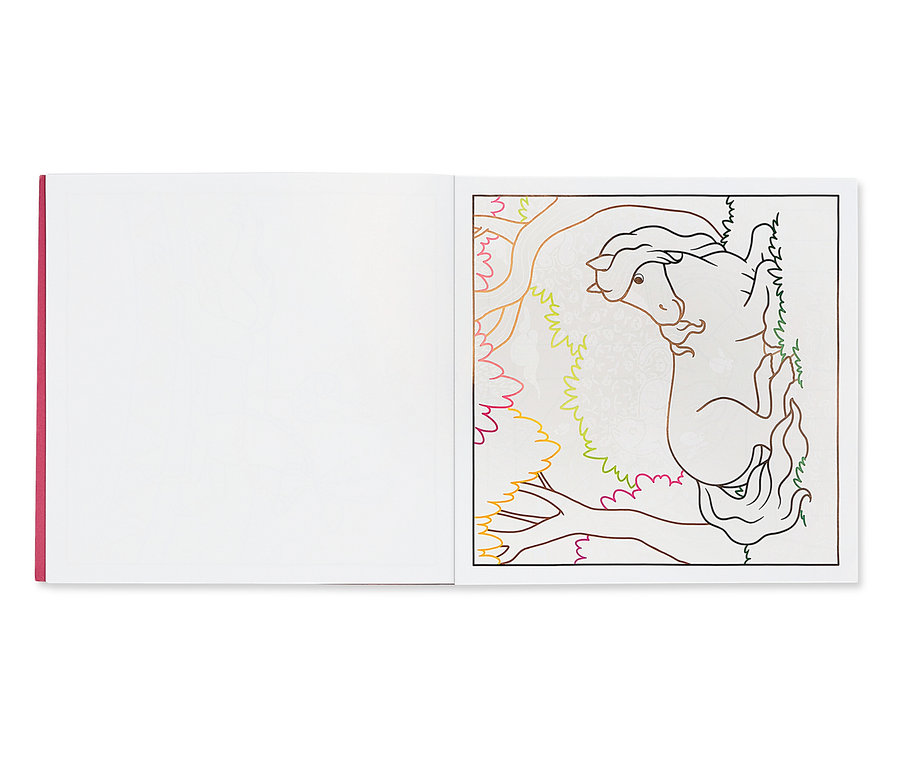 Livre de coloriage ouvert avec un dessin de cheval et d'arbres.