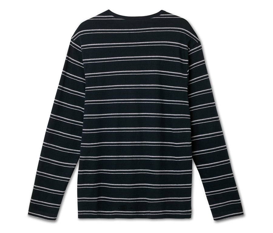 Un t-shirt à manches longues rayé noir et blanc posé sur un fond blanc.