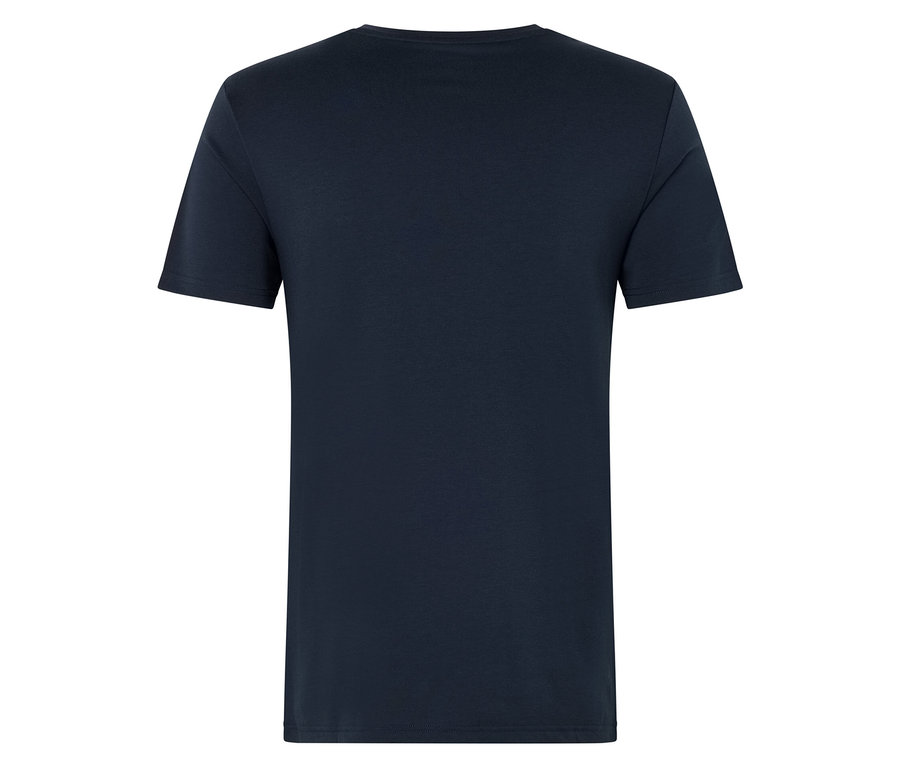 Gros plan sur un t-shirt bleu marine.