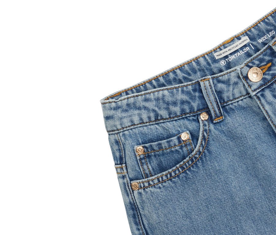Gros plan sur un jean large bleu Tom Tailor avec poche et boutons.