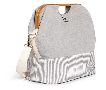 Sac de rangement gris Prym Aufbewahrungstasche Nähmaschine avec poignées en bois et partie inférieure rayée.