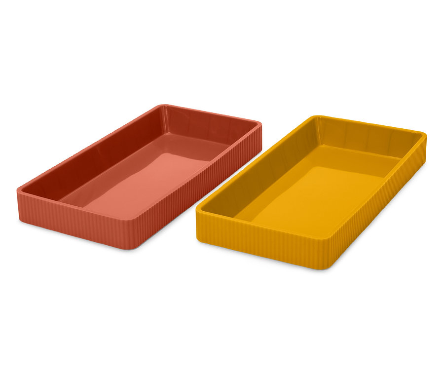Deux plats rectangulaires, un orange et un jaune, placés côte à côte sur un fond blanc.