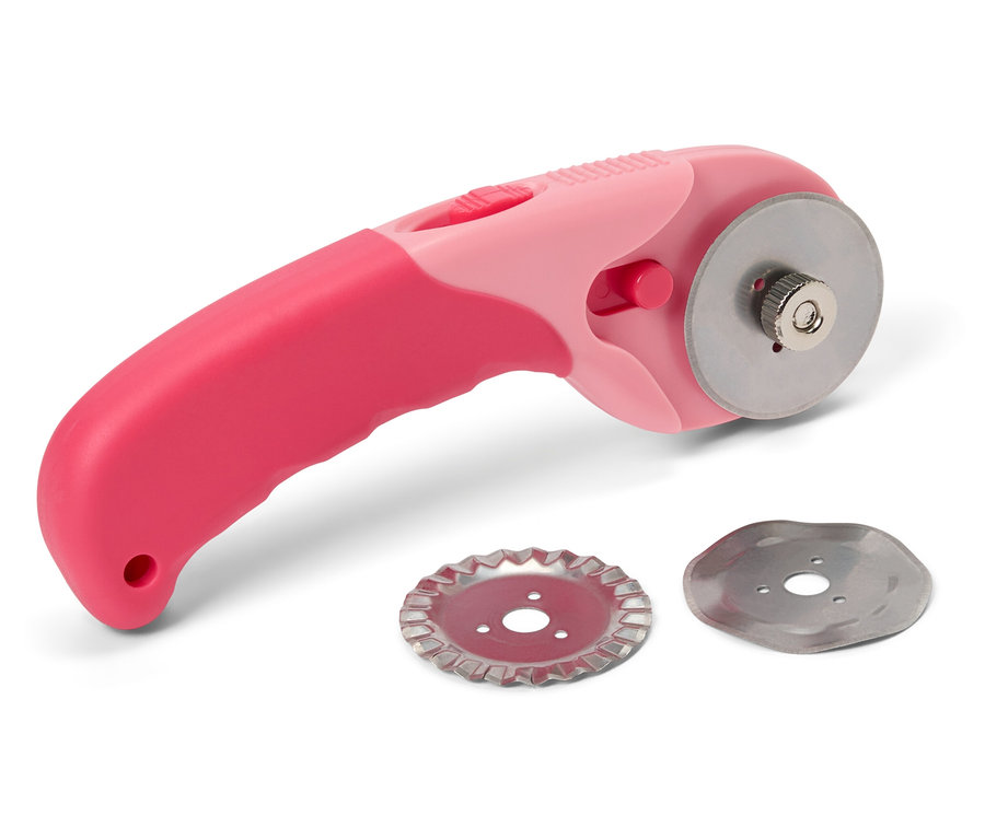 Un coupe-tissu rotatif rose avec deux lames sur un fond blanc.