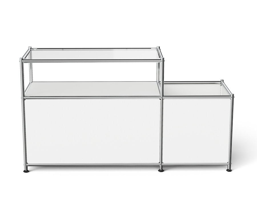 Meuble modulaire chromé avec panneaux blancs et étagères en verre.