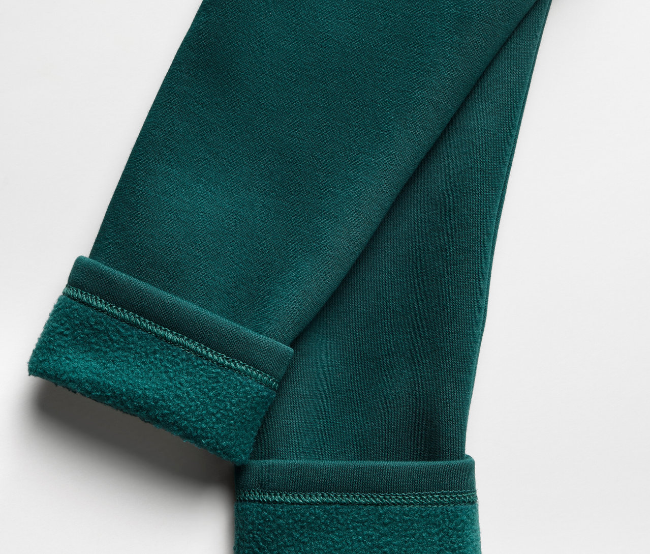Gros plan de deux leggings thermiques pour enfants vert foncé avec intérieur gratté.