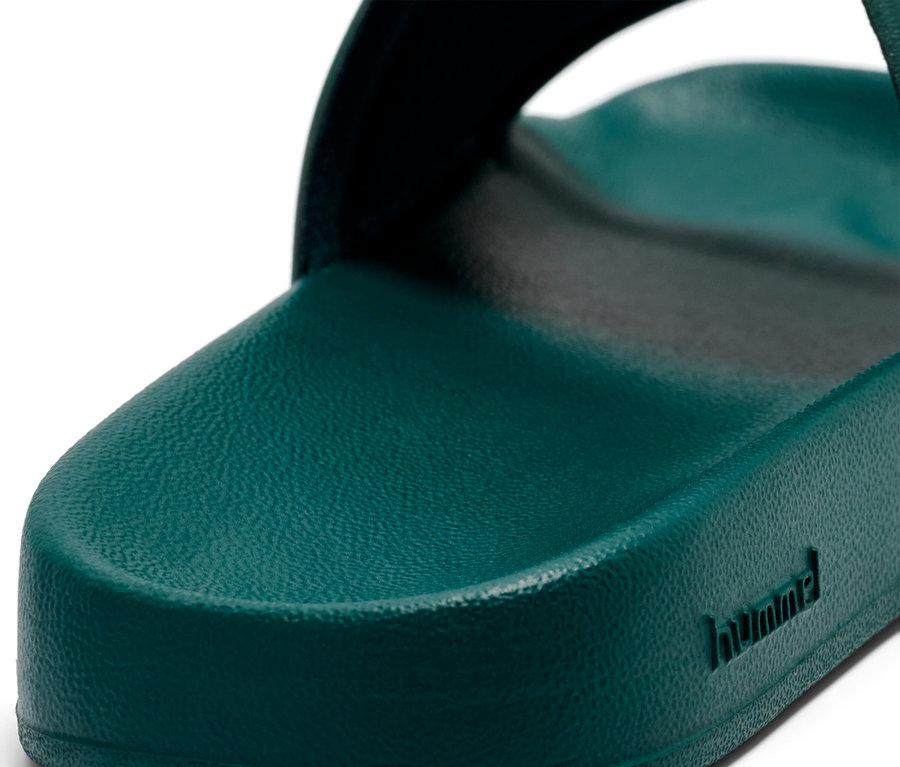 Gros plan d'une tong de bain hummel® Pool Slide JR verte.