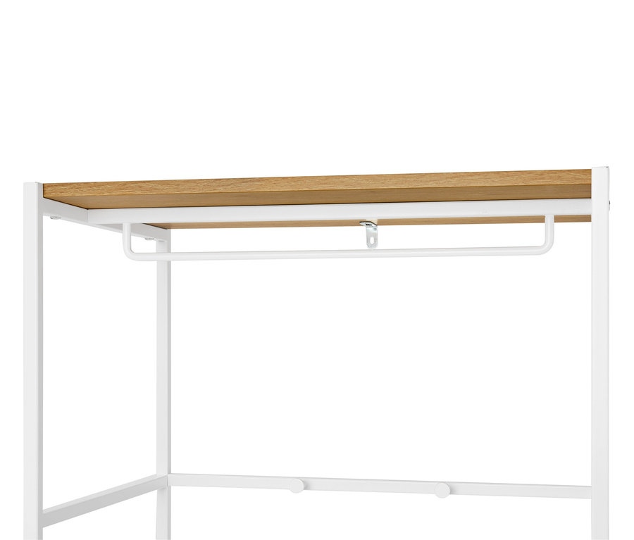 Gros plan sur un portant à vêtements blanc avec une étagère en bois clair.