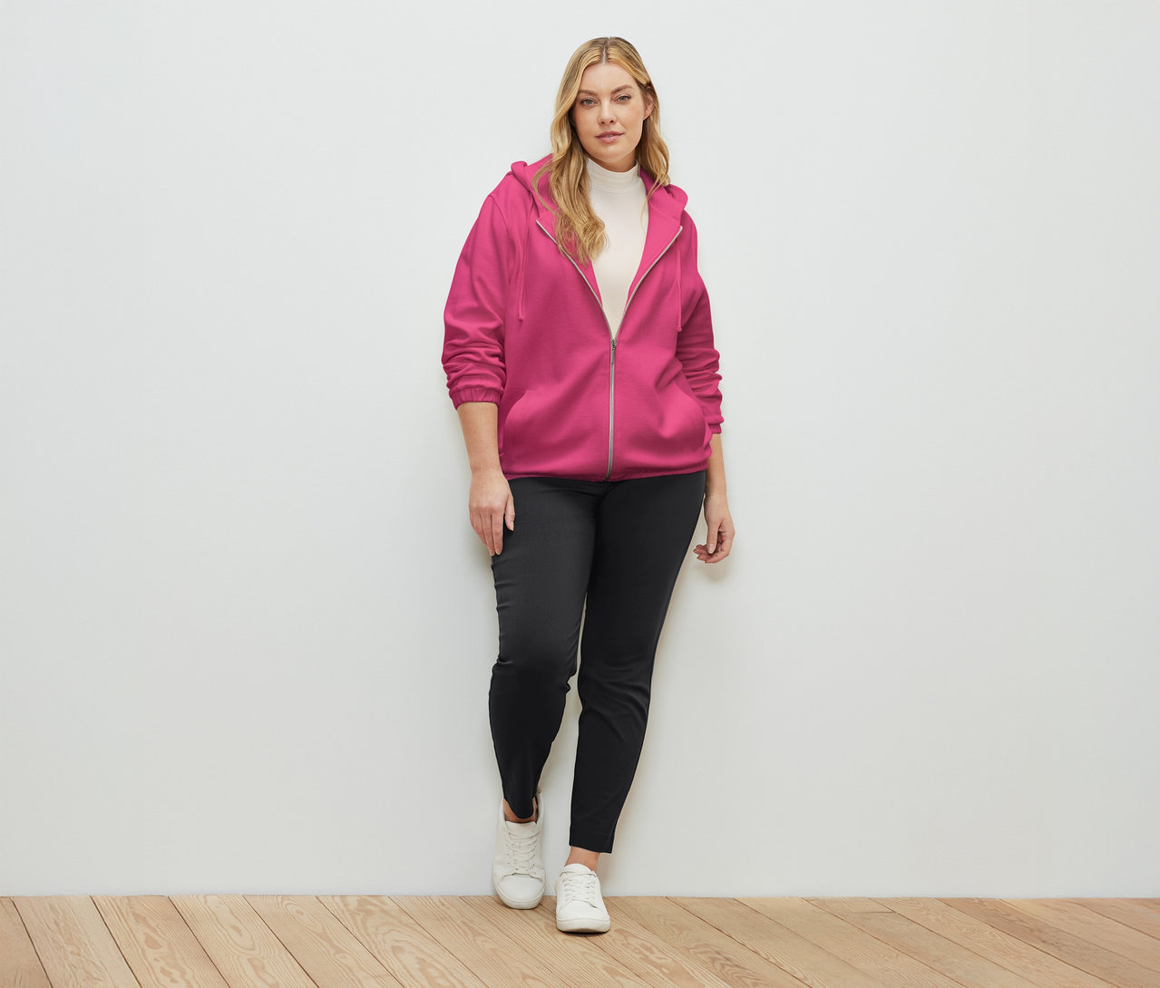 Femme portant une veste de survêtement fuchsia.