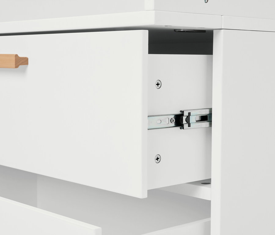 Vue détaillée d'un meuble blanc ouvert avec des poignées marron clair.