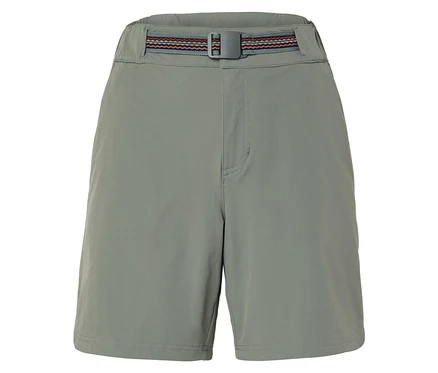 Gros plan d'un short gris avec une ceinture rouge et grise.